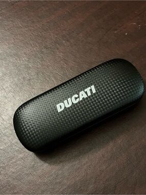 Ducati Carbon Fiber
Look Glasses Case-Black